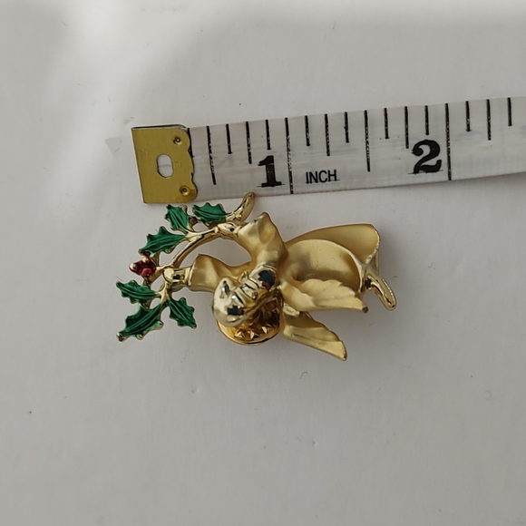 Vintage Gold Angle with Holly or Wreath Tac Pin - Picture 4 of 7